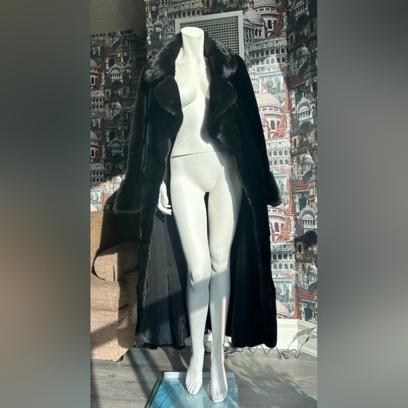 Black diamond Mink coat. - Picture 3 of 12
